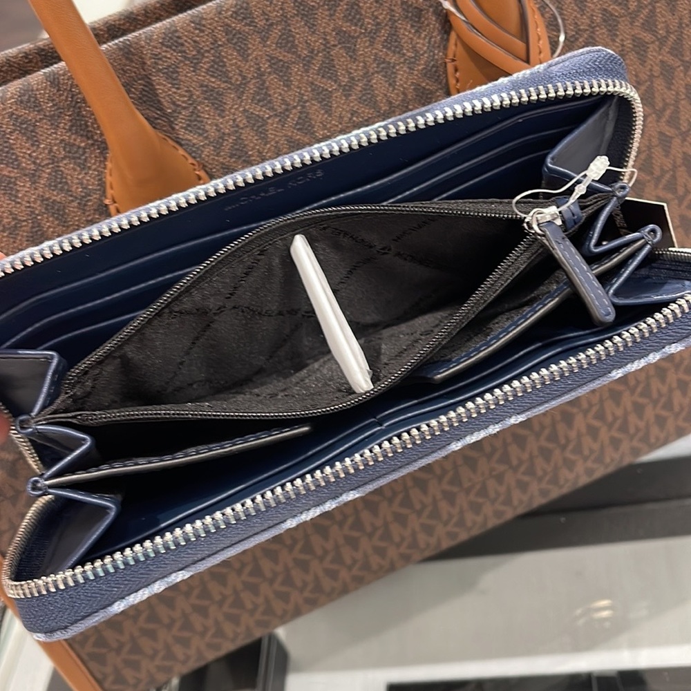 Michael Kors Men’s Women’s Cooper Tech Zip Around Wallet
Navy Multi Unisex
NWT - Picture 14 of 16